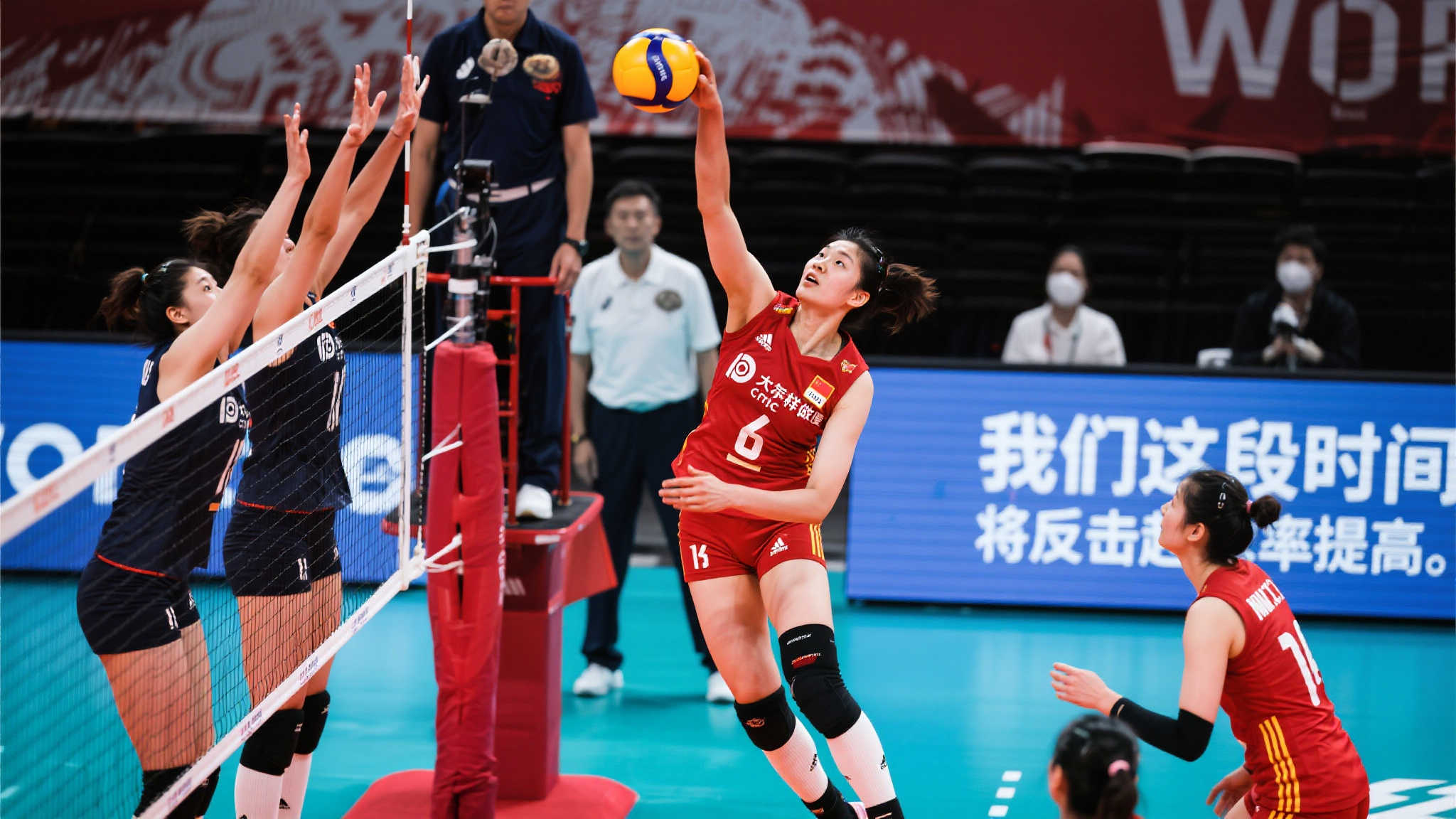 中国女排力克日本!龚翔宇道出关键原因,赵勇深度解析 在当天比赛中,可以明显感觉到中国队在攻防转换上的效