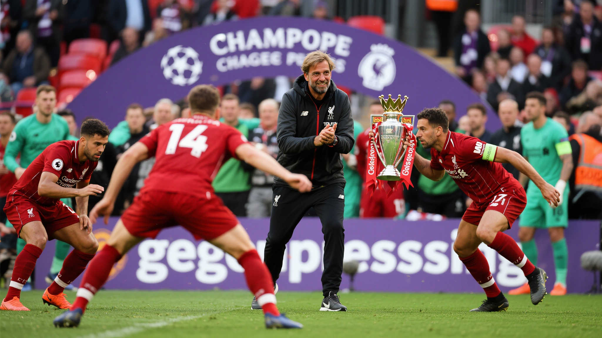 克洛普:如果我以九成状态执教利物浦,那就不是我的风格了 他的话并非空谈。在 2015 年初加入利物浦时,这